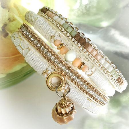 Fehér kagylós bőr karkötő