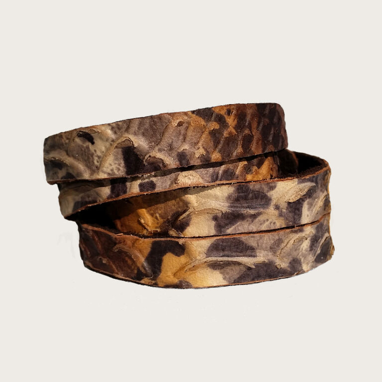 Python mintás vágott karkötő