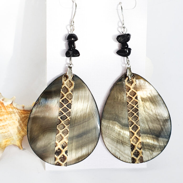 Kagylós csepp alaku kígyóbőr fülbevaló
