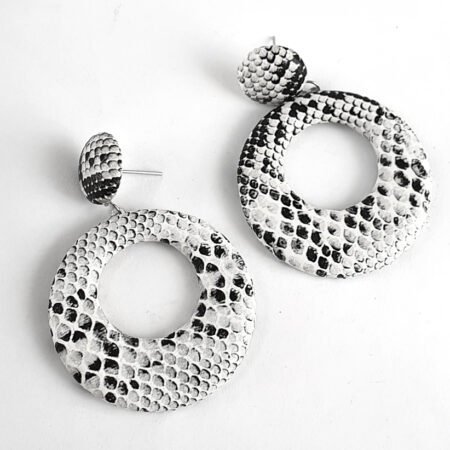 Kerek, fekete-fehér kígyómintás bőr fülbevaló.