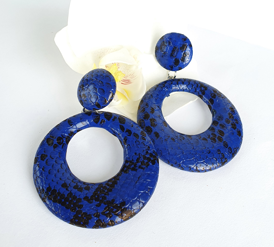 Kerek, kék kígyómintás fülbevaló.