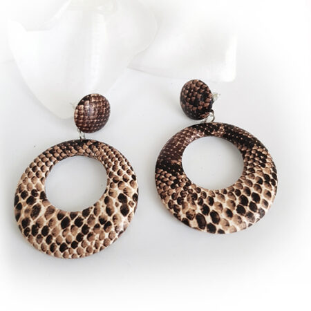 Kerek, drapp kígyómintás fülbevaló.