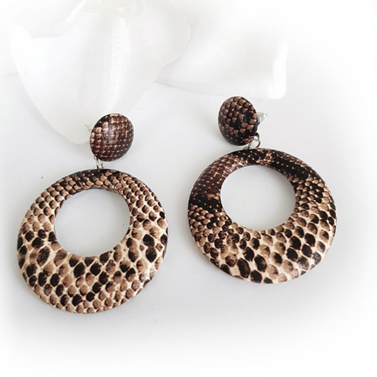 Kerek, drapp kígyómintás fülbevaló.