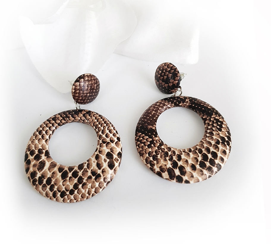 Kerek, drapp kígyómintás fülbevaló.