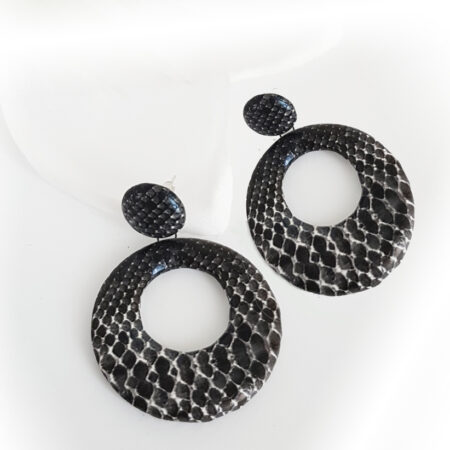 Sötétszürke kígyómintás fülbevaló