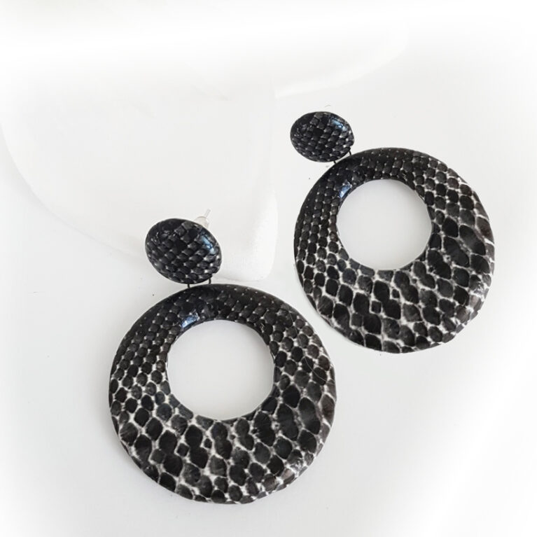 Sötétszürke kígyómintás fülbevaló