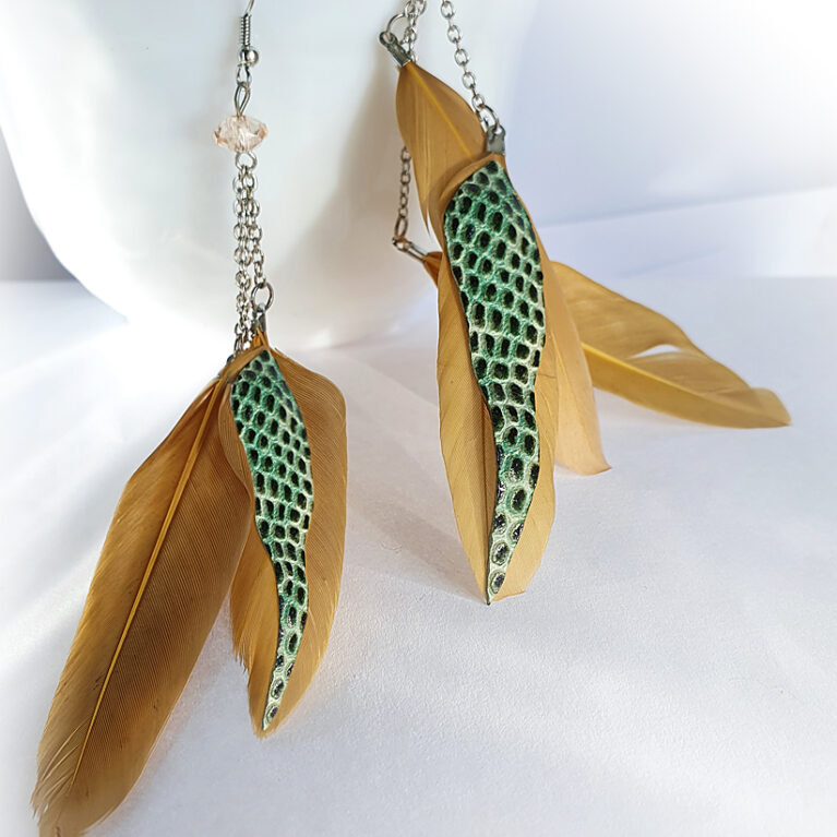 Toll fülbevaló rájabőrrel