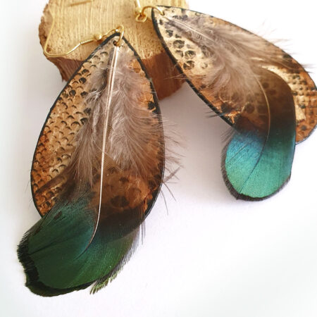 Bőr fülbevaló barnászöld pávatollal