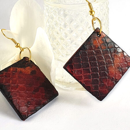 Kagylós bordó kígyóbőr fülbevaló
