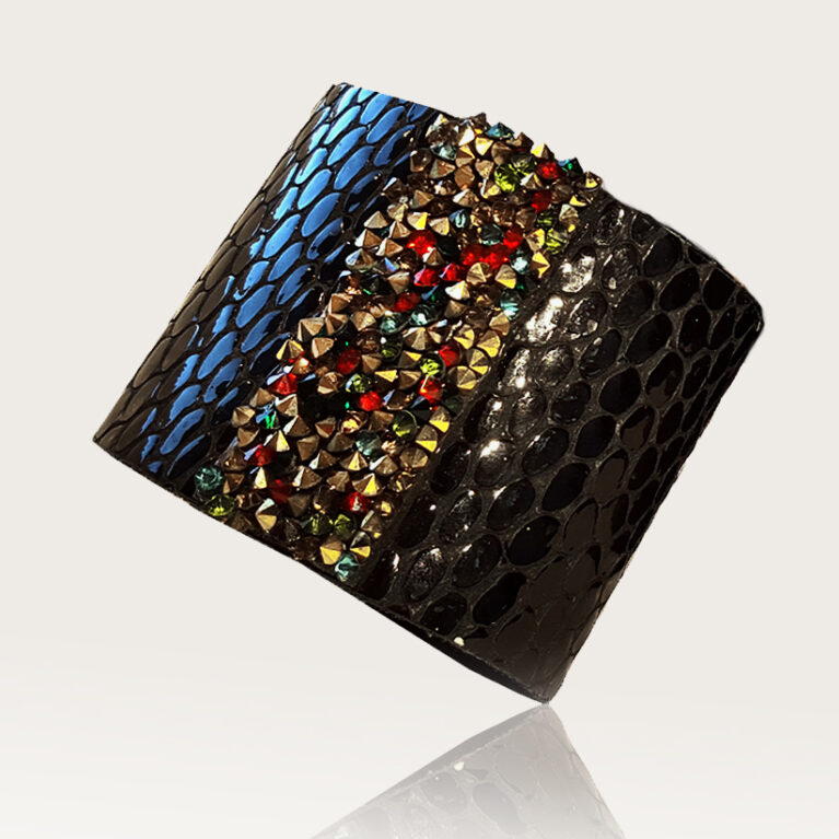 Fekete lakk kígyóbőr karkötő