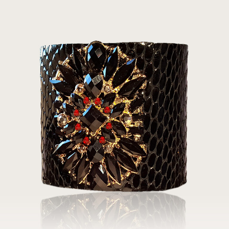 Fekete brossköves bőr karkötő