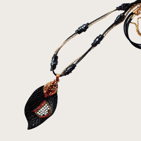 Fekete levélmintás nyaklánc