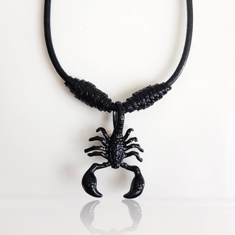Fekete skorpió férfi bőr nyaklánc