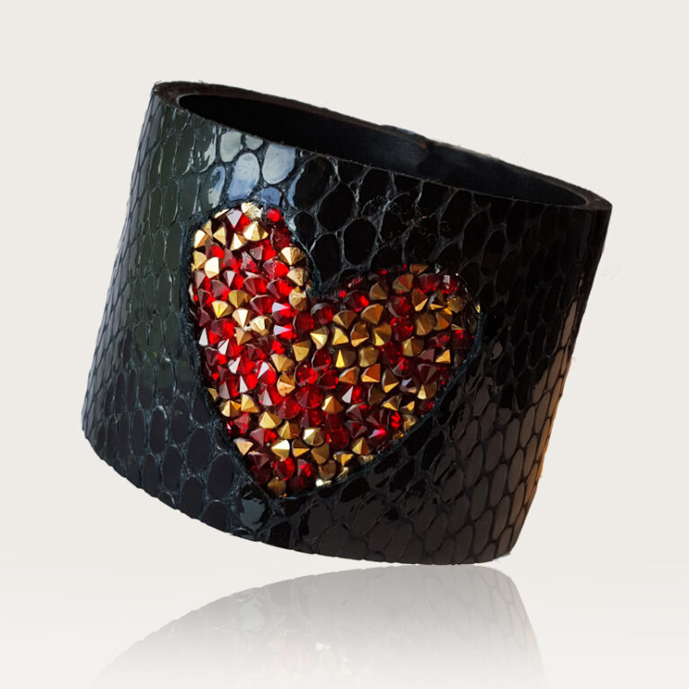 Love fekete szíves bőr karkötő