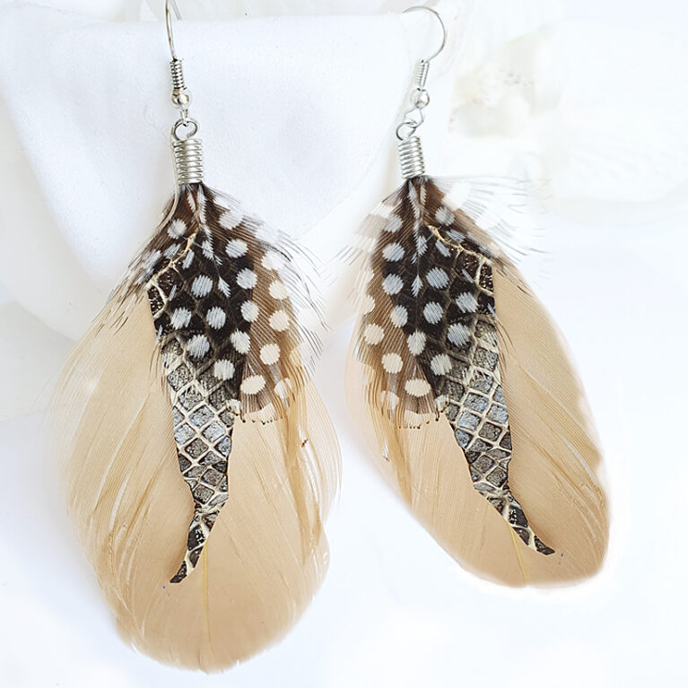 Drapp gyöngytyúk tollas női fülbevaló drapp kígyóbőrrel